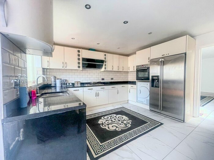 4 Bedroom Terraced House To Rent In Bassett Croft, Birmingham, B10