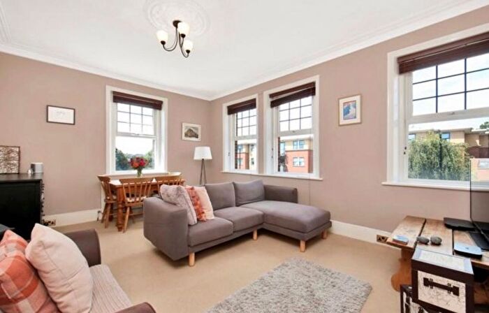 2 Bedroom Flat For Sale In Tottenham Lane, London, N8
