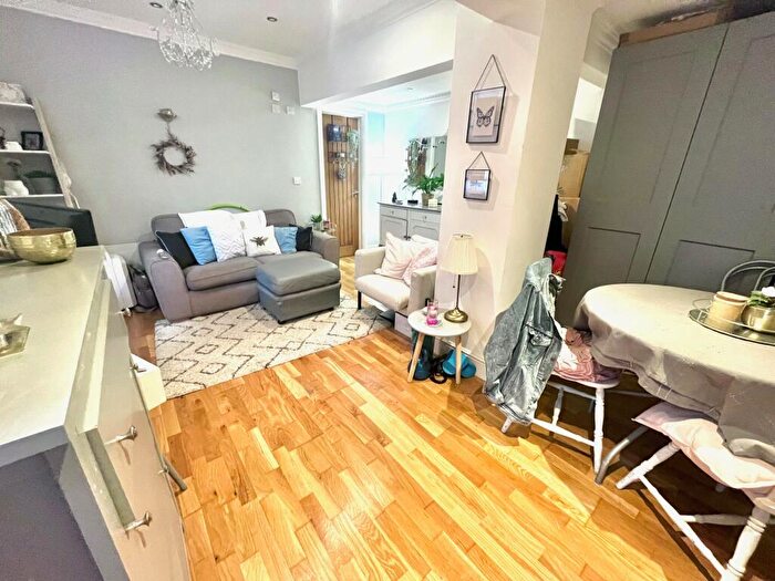1 Bedroom Flat To Rent In Firtree Lodge, Court Road, SO15