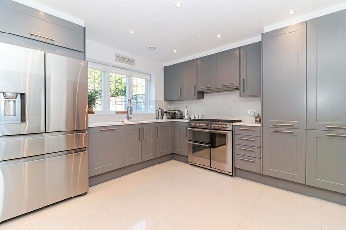 4 Bedroom Detached House For Sale In Barnet Road, Barnet, EN5
