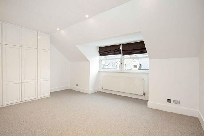 2 Bedroom Flat For Sale In Halford Road, Richmond, TW10