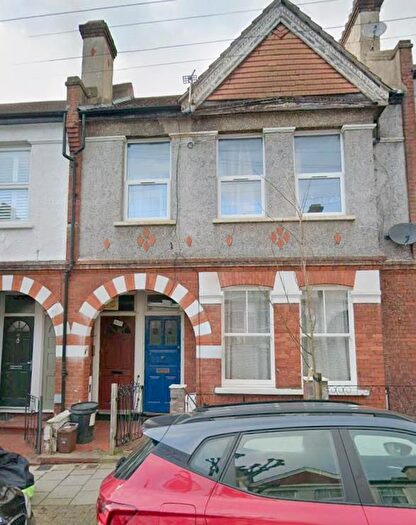 3 Bedroom Flat To Rent In Salterford Road, London, SW17