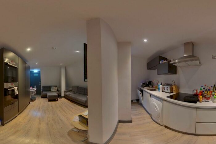 6 Bedroom Apartment To Rent In Hoods Hideout, - Houndsgate, NG1