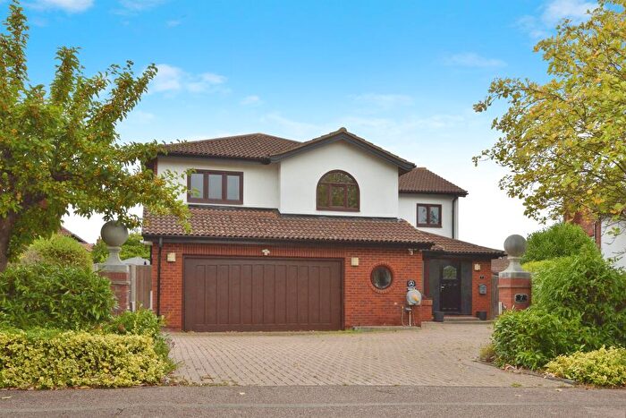 4 Bedroom Detached House For Sale In Chase Avenue, Walton Park, Milton Keynes, MK7