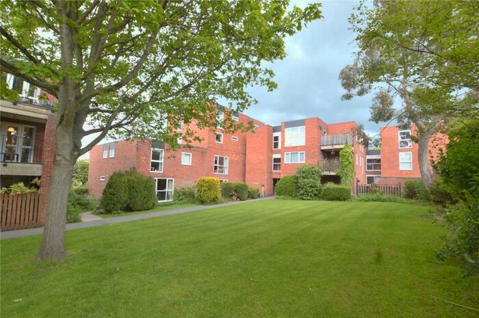 2 Bedroom Apartment To Rent In Lidgett Park Court, Leeds, LS8
