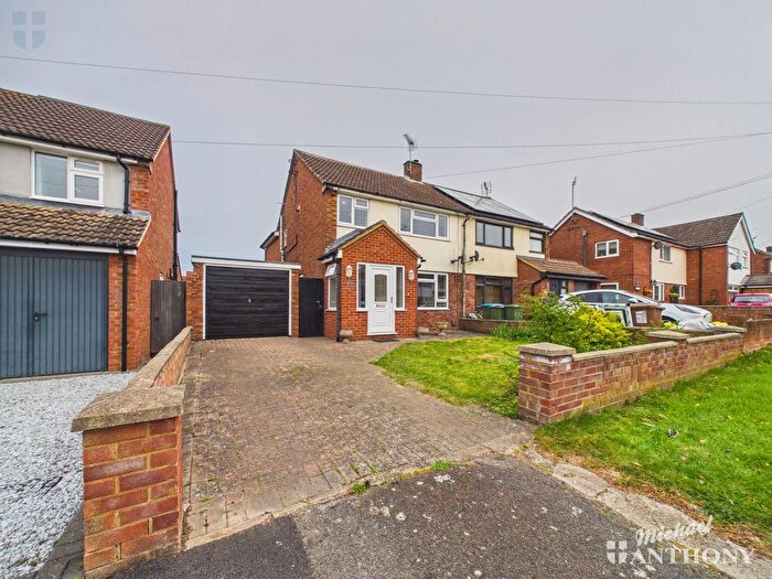 3 Bedroom Semi Detached House For Sale In Queens Mead, Aylesbury, HP21