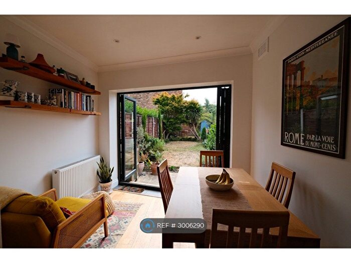 2 Bedroom Flat To Rent In Leytonstone, London, E11