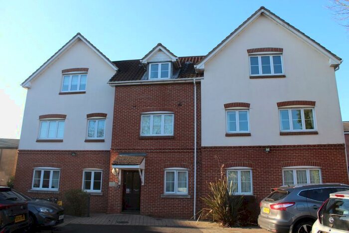 2 Bedroom Ground Flat To Rent In St. Lawrence Road, Upminster, Essex, RM14