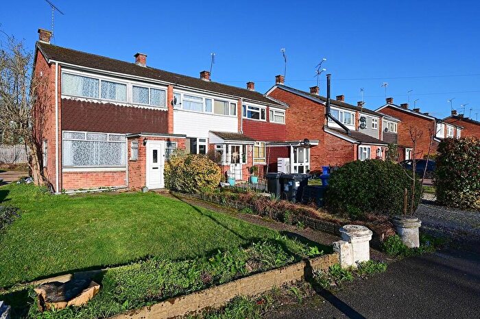 3 Bedroom End Of Terrace House For Sale In Kingsway, Blackwater, GU17