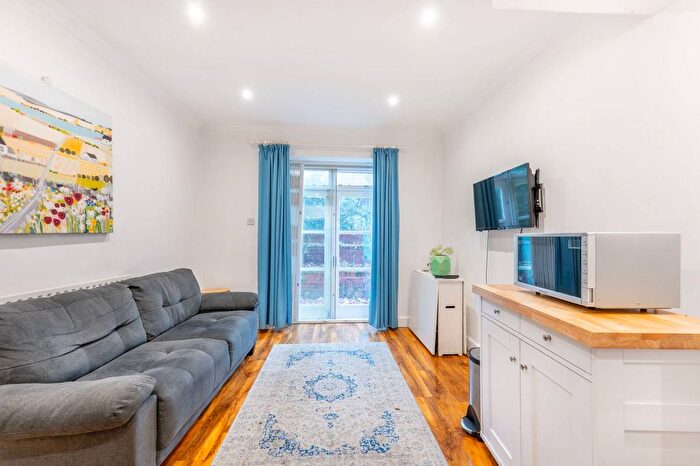 2 Bedroom Flat For Sale In Porchester Square, Bayswater, London, W2
