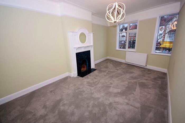3 Bedroom Flat To Rent In Ballards Lane, Finchley, N3