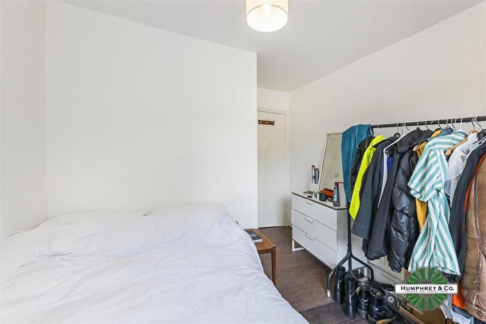 3 Bedroom Flat To Rent In Nile Close, London, N16