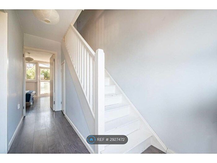 3 Bedroom Maisonette To Rent In Waylett House, London, SE11