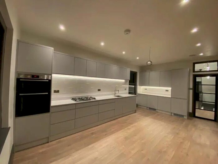 3 Bedroom Flat To Rent In Cumberland Park, Acton, W3