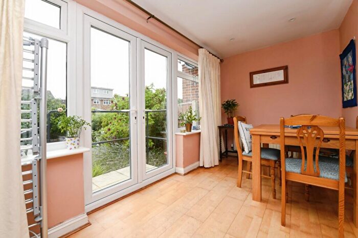 2 Bedroom Bungalow For Sale In Winbrook Close, Rayleigh, Essex, SS6