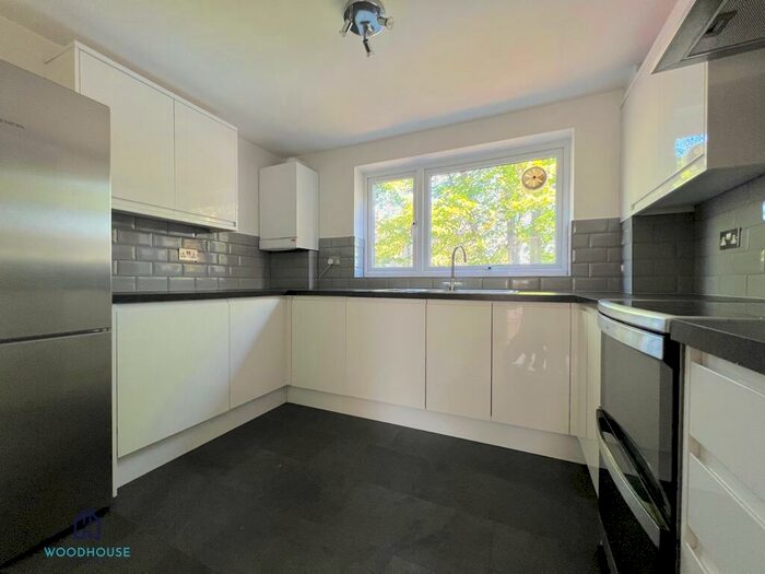 2 Bedroom Flat To Rent In The Ridgeway, London, EN2