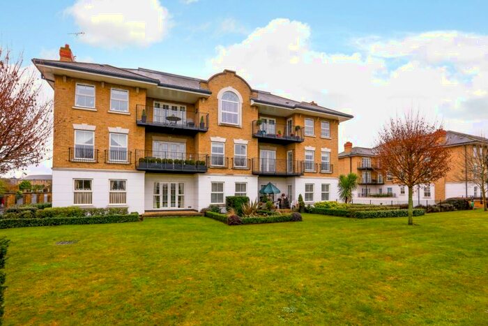 3 Bedroom Apartment To Rent In Clearwater Place, Surbiton, KT6