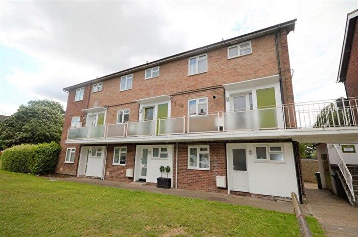 2 Bedroom Maisonette To Rent In The Ridgeway, St Albans, Hertfordshire, AL4