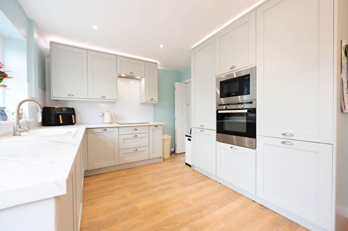 3 Bedroom Semi-Detached House For Sale In Beaufort Avenue, Fareham, Hampshire, PO16