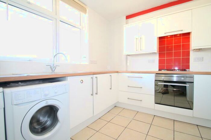 3 Bedroom Flat To Rent In Hensford Gardens, Sydenham, SE26