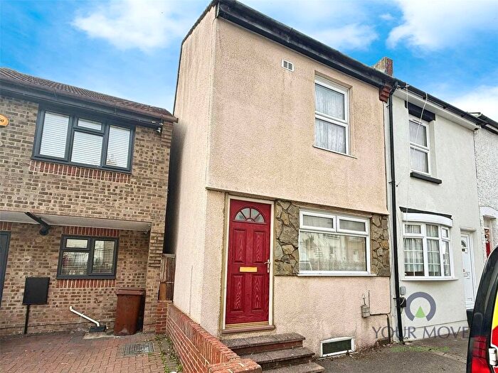 3 Bedroom End Of Terrace House For Sale In Upper Luton Road, Chatham, Kent, ME5