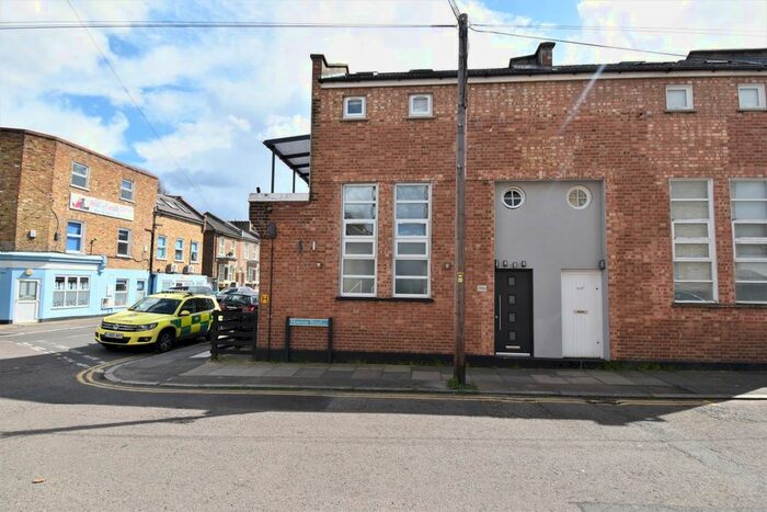 3 Bedroom Flat To Rent In Foxberry Road, London, SE4