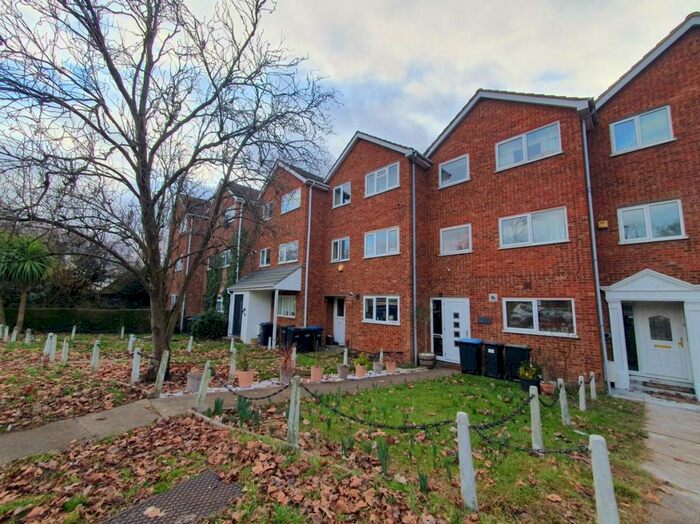 Flat To Rent In Linden Way, Southgate, N14