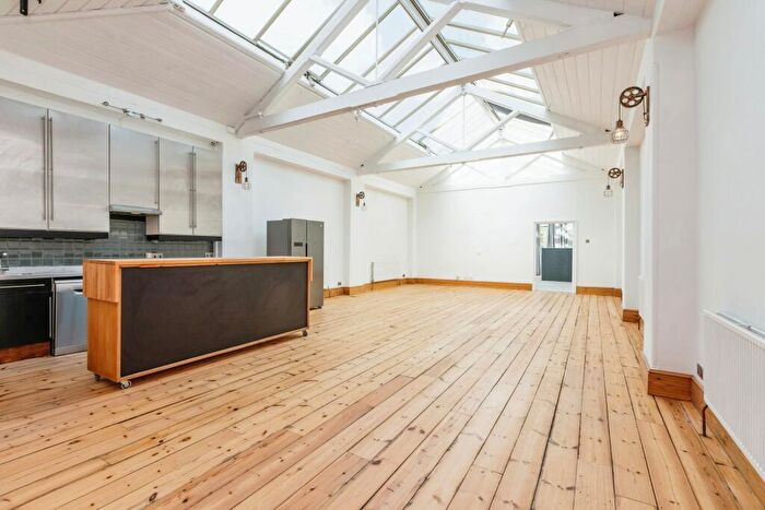 2 Bedroom Flat To Rent In Cross Street, Islington, N1