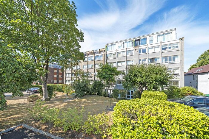 3 Bedroom Flat To Rent In Lansdowne Road, London, SW20