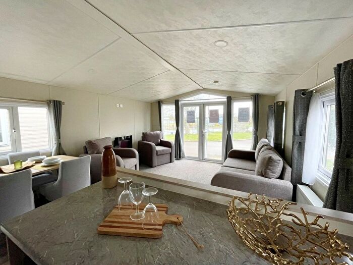 3 Bedroom Mobile/park Home For Sale In Lowestoft, NR32