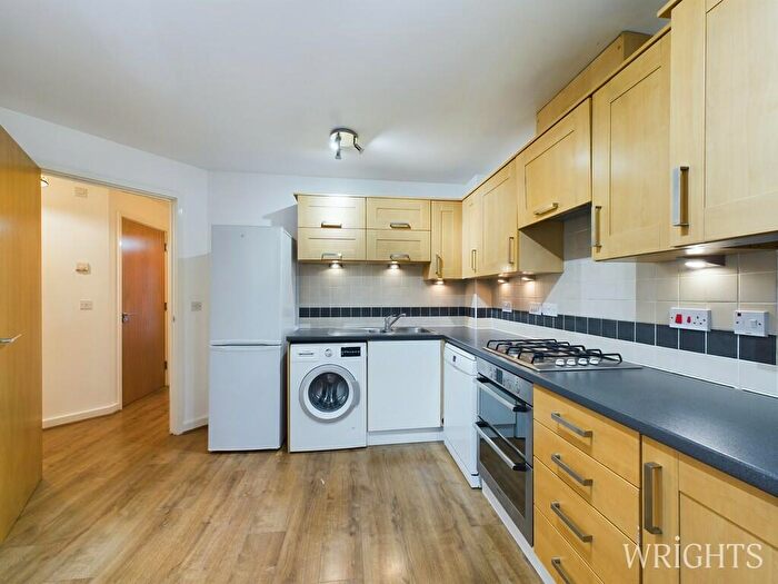 4 Bedroom Semi-Detached House To Rent In Langstone Ley, AL7