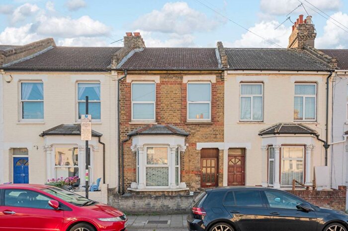 2 Bedroom Maisonette To Rent In Fountain Road, Tooting, London, SW17