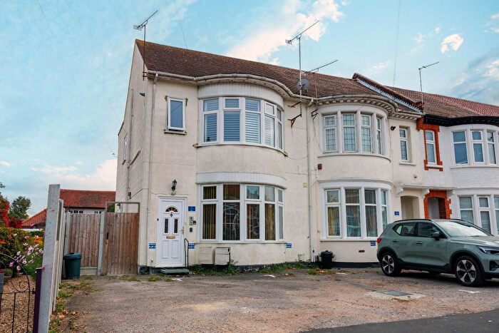 2 Bedroom Flat For Sale In Bournemouth Park Road, Southend-On-Sea, SS2