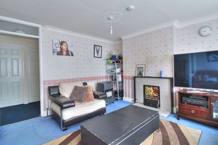 3 Bedroom Town House For Sale In Long Riding, Basildon, SS14