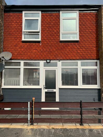 3 Bedroom Flat To Rent In St. Johns Way, Stanford-Le-Hope, SS17