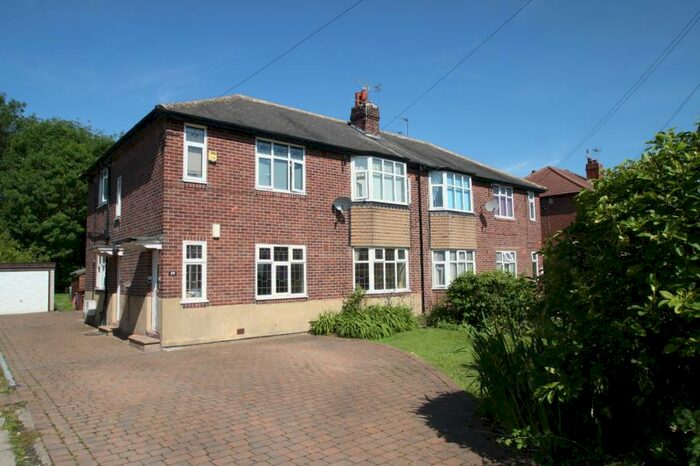 2 Bedroom Ground Maisonette To Rent In Westcomb Avenue, Roundhy, Leeds, LS8