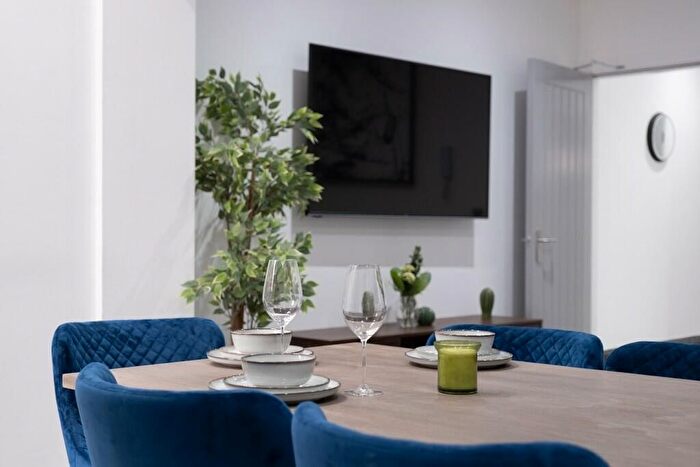 6 Bedroom Semi-Detached House To Rent In Monks Road, Lincoln, LN2