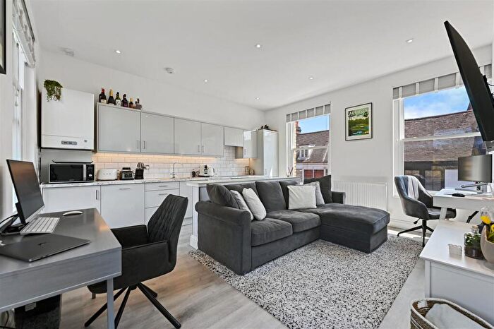 1 Bedroom Maisonette For Sale In High Street, Carshalton, Surrey, SM5