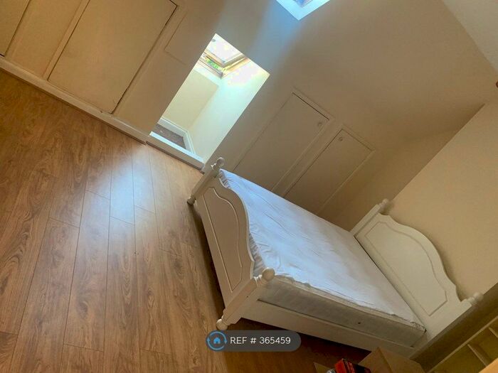3 Bedroom Flat To Rent In Salford, Salford, M7