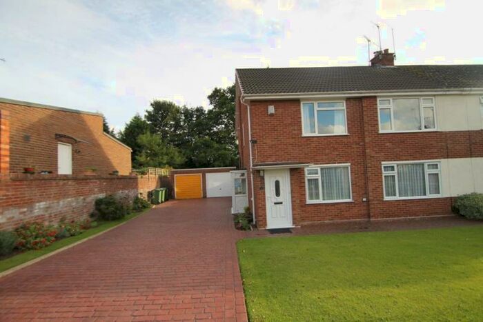 2 Bedroom Apartment To Rent In Grange Crescent, Halesowen, West Midlands, B63