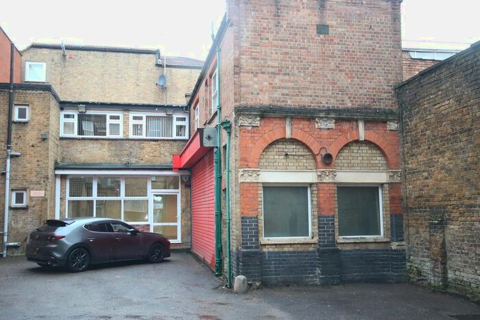 Studio To Rent In High Road, London, N12