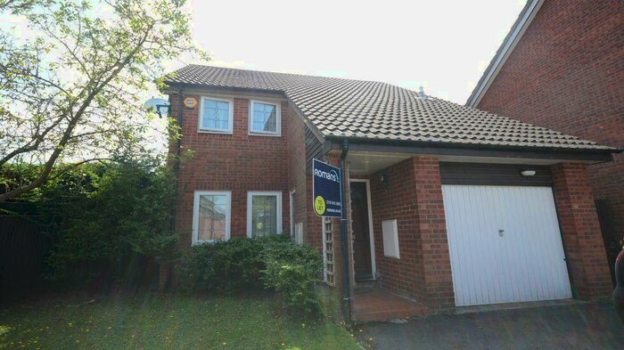 3 Bedroom Detached House To Rent In Beaconsfield Way, Earley, RG6