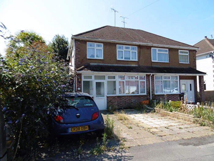 3 Bedroom Semi-Detached House For Sale In Park Drive, Wickford, SS12