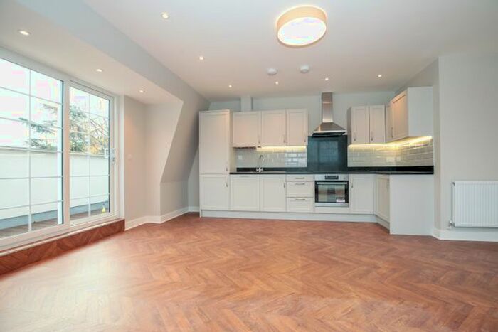 1 Bedroom Flat To Rent In High Street, Shepperton, TW17