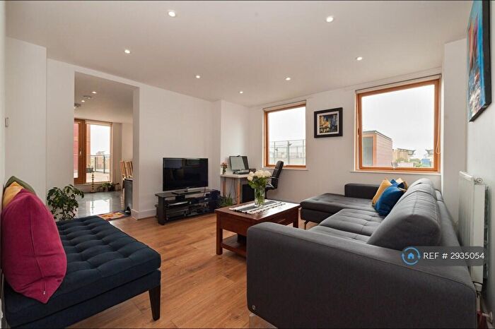 2 Bedroom Flat To Rent In Mastmaker Road, London, E14
