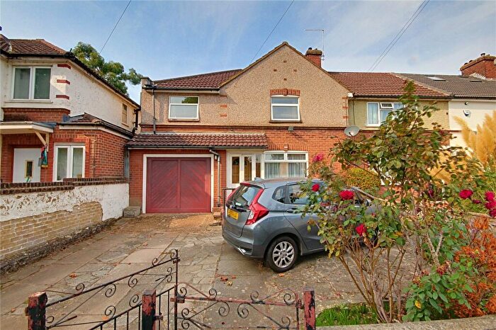 4 Bedroom End Of Terrace House For Sale In Hammond Road, Enfield, EN1