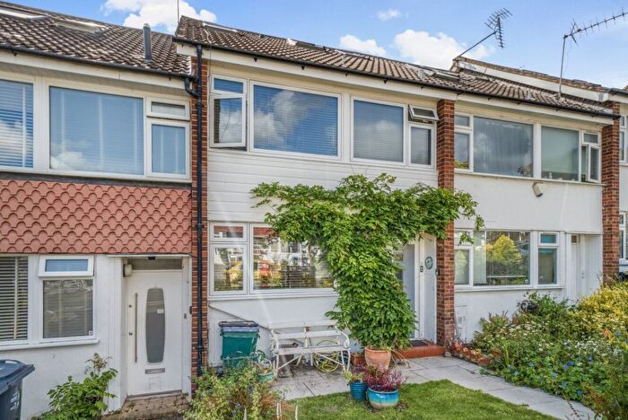 4 Bedroom Detached House For Sale In Cranford Close, London, SW20