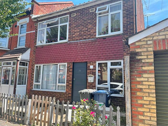 2 Bedroom Flat To Rent In Derby Avenue, North Finchley, N12