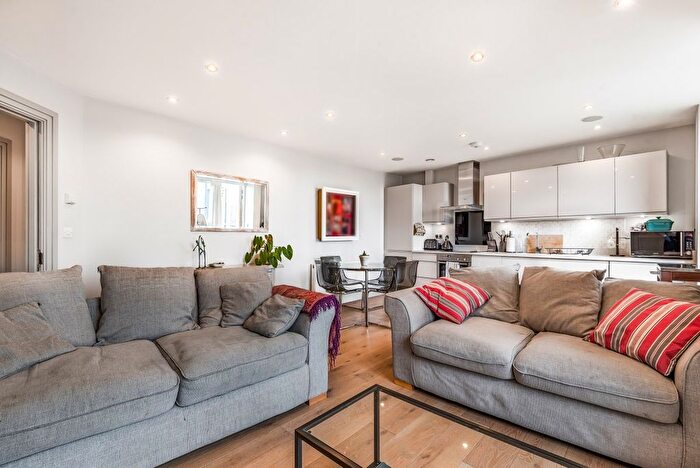 2 Bedroom Flat To Rent In Morden Road, South Wimbledon, London, SW19