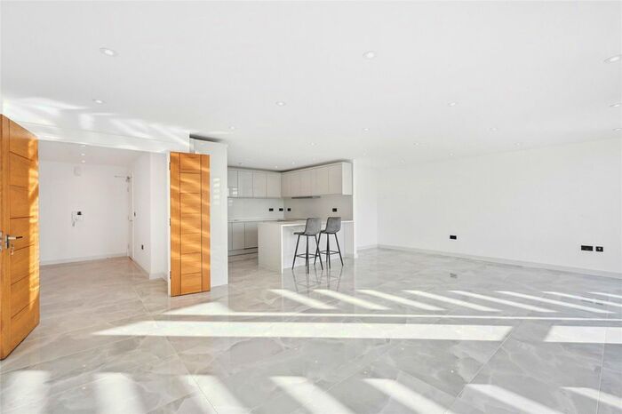 2 Bedroom Flat To Rent In Cranston Court, Bloemfontein Road, Shepherds Bush, London, W12